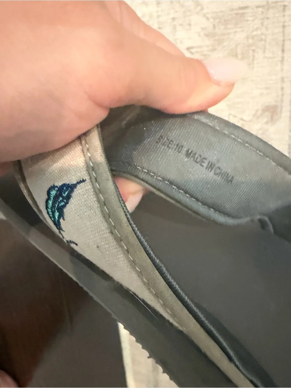 Tommy Bahama Men’s Size 10 Gray Marlin Embroidered Flip Flops Sandals